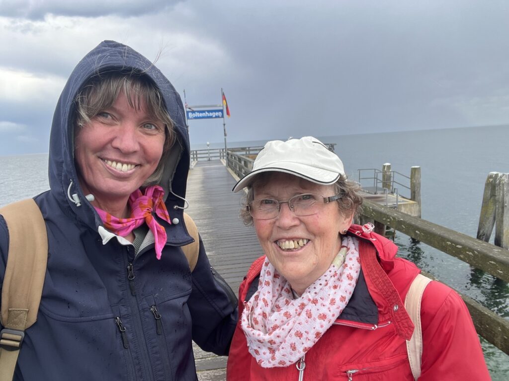 Begleitung einer Seniorin ans Meer - ohne meine Assistenz wäre ihr das nicht allein möglich.