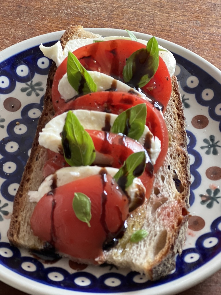 unterwegs als Senioren Begleitung in Stuttgart gehört auch das Zubereiten eines Tomate Mozarella Brotes datzu
