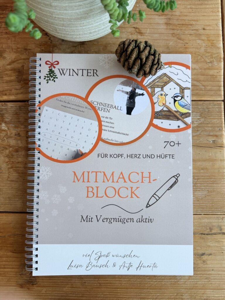 mit Tannenzapfen winterlich dekorierter aktivierender Winter Beschäftigungsblock für Senioren und Zugehörige