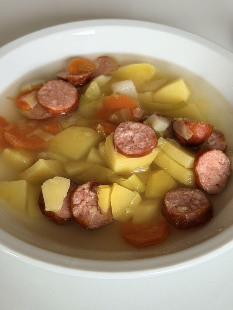 der Eintopf für die Seniorin in der Alltagsbegleitung ist eines der Leibgerichte vieler Senioren. Mit der Ernährungsbiografie lässt sich dies vorab für eine eventuelle, spätere Betreuung bei Demenz festhalten.