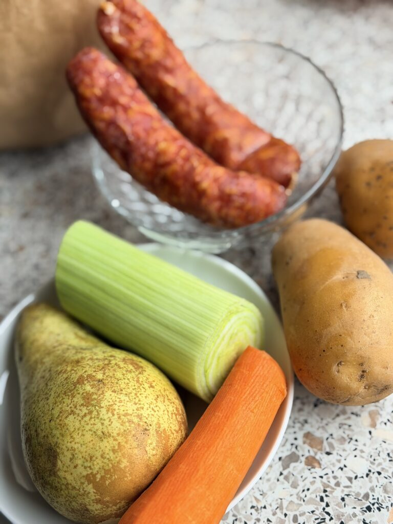 Gemüse und Würstchen für das zuzubereitende Mittagessen, Ernährung für Senioren: praktische Tipps für Angehörige