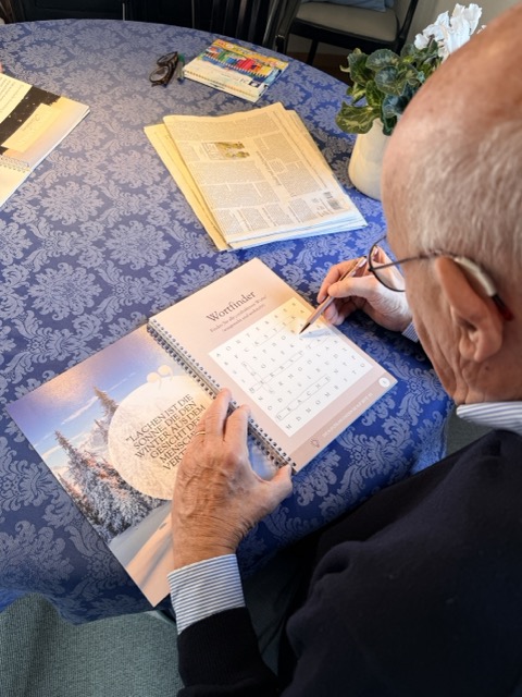 Senior beim Gedächtnistraining mit dem Mitmachblock 70+