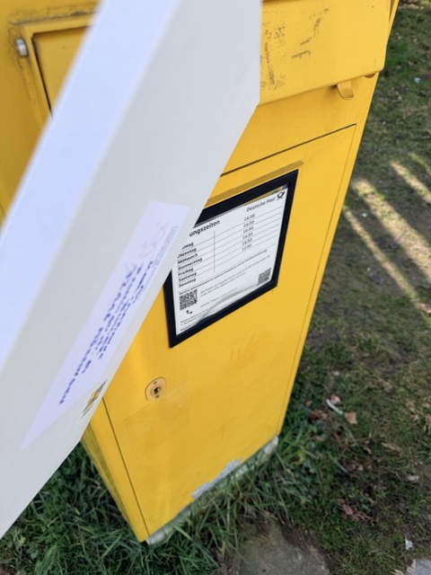 ein Brief wird in den Briefkasten geworfen, auch das gehört zur Alltags Organisation